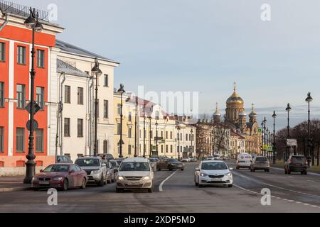 Saint-Pétersbourg, Russie - 12 mars 2015 : vue sur la rue de l'île Vassilevsky avec l'église de l'Assomption en arrière-plan, le quai du lieutenant Schmidt Banque D'Images