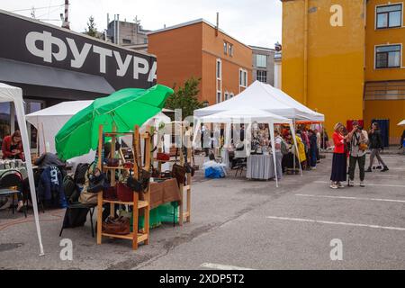 Saint-Pétersbourg, Russie - 30 août 2020 : foire de rue sur le territoire de l'ancienne usine Lenpoligrafmash, les gens visitent un marché en plein air Banque D'Images