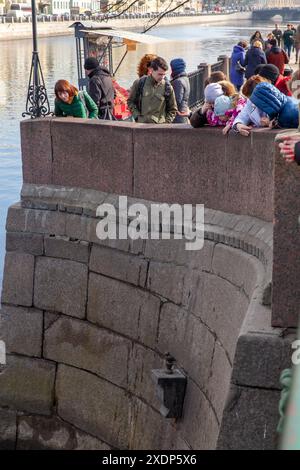 Saint-Pétersbourg, Russie - 27 juillet 2019 : les touristes sont à proximité du petit monument très populaire Tchizhik-Pyzhik par le sculpteur Rezo Gabriadze Banque D'Images