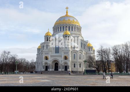 Saint-Pétersbourg, Russie - 25 février 2024 : les gens marchent sur la place en face de la cathédrale navale orthodoxe de Saint-Pétersbourg, construite en 1903-1913, le mai Banque D'Images