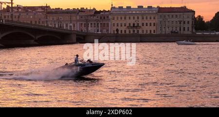 Saint-Pétersbourg, Russie - 27 juillet 2019 : bateau à moteur de plaisance rapide navigue sur la rivière Neva dans la soirée Banque D'Images