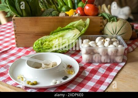 Compléments alimentaires sous forme de comprimés ou de poudre par opposition aux légumes frais pleins de vitamines, minéraux et fibres, concept de nutrition saine, s. Banque D'Images