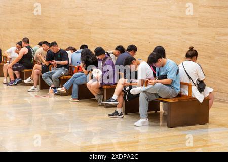 Jinan, Chine. 24 juin 2024. Les citoyens profitent de la fraîcheur au Musée Shandong à Jinan, en Chine, le 23 juin 2024. (Photo de Costfoto/NurPhoto) crédit : NurPhoto SRL/Alamy Live News Banque D'Images