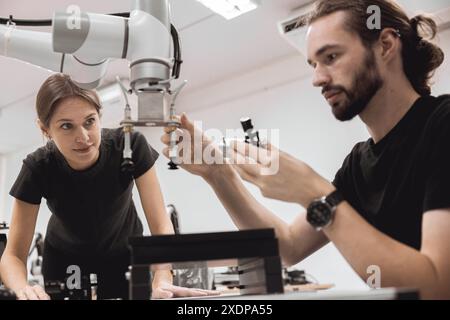 Programme de robotique industrielle étudiants universitaires apprenant l'éducation assemblage mécanique avec robot Universal Training Platform simulation de bras de robot mod Banque D'Images