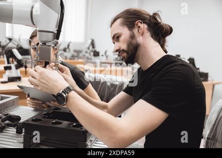 Programme de robotique industrielle étudiants universitaires apprenant l'éducation assemblage mécanique avec robot Universal Training Platform simulation de bras de robot mod Banque D'Images