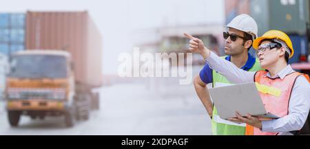 Travailleur du personnel des douanes travaillant ensemble pointant haut pour le développement des affaires et la gestion dans le concept de l'industrie logistique, large pour la bannière. Banque D'Images