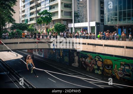 Slackliner performance sur Avenida Paulista - São Paulo, Brésil Banque D'Images