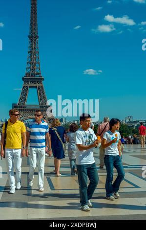 Paris, France, scène de rue, couples touristiques, un couple asiatique mangeant de la crème glacée, marcher près de la Tour Eiffel depuis le Trocadéro, Banque D'Images