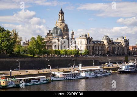 Blick über die Elbe auf das Terrassenufer mit Dampfer-Anlegestellen, sowie der Frauenkirche und der Kunstakademie in Dresde. *** Vue sur l'Elbe jusqu'au Terrassenufer avec mouillages de bateaux à vapeur, ainsi que sur la Frauenkirche et l'Académie des Beaux-Arts de Dresde Banque D'Images