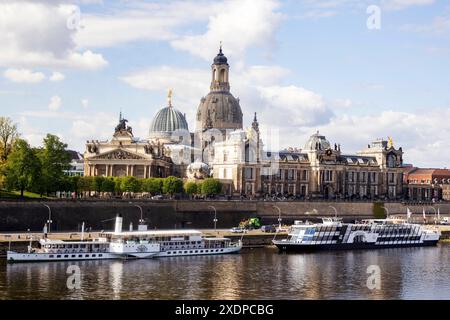 Blick über die Elbe auf das Terrassenufer mit Dampfer-Anlegestellen, sowie der Frauenkirche und der Kunstakademie in Dresde. *** Vue sur l'Elbe jusqu'au Terrassenufer avec mouillages de bateaux à vapeur, ainsi que sur la Frauenkirche et l'Académie des Beaux-Arts de Dresde Banque D'Images