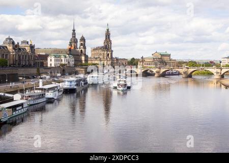 Blick über die Elbe auf das Terrassenufer mit Dampfer-Anlegestellen, sowie der Kunstakademie, Residenzschloß und Hofkirche in Dresde. *** Vue sur l'Elbe jusqu'au Terrassenufer avec mouillages de bateaux à vapeur, ainsi que l'Académie des Beaux-Arts, Residenzschloß et Hofkirche à Dresde Banque D'Images