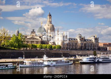 Blick über die Elbe auf das Terrassenufer mit Dampfer-Anlegestellen, sowie der Frauenkirche und der Kunstakademie in Dresde. *** Vue sur l'Elbe jusqu'au Terrassenufer avec mouillages de bateaux à vapeur, ainsi que sur la Frauenkirche et l'Académie des Beaux-Arts de Dresde Banque D'Images