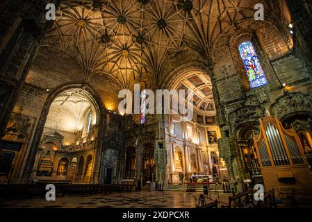 Le bel intérieur orné de la chapelle principale du monastère de Jerónimos - Lisbonne, Portugal Banque D'Images