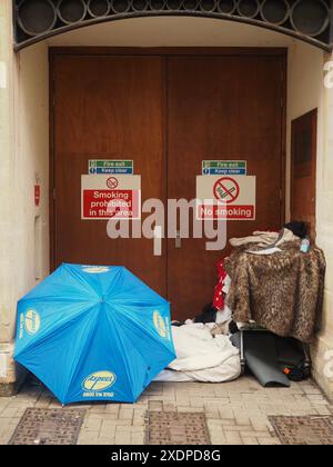 Abri pour couchettes difficiles dans une porte vide de locaux commerciaux, centre-ville de Bath, Somerset. Sans-abri, austérité au Royaume-Uni, exclusion sociale. Banque D'Images