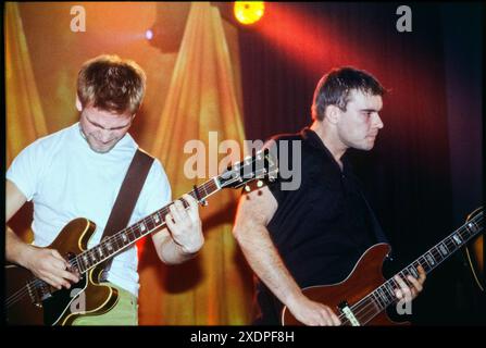 PETER SVENSSON, MAGNUS SVENINGSSON, YOUNG, THE CARDIGANS, 1996 : un jeune guitariste Peter Svensson et bassiste Magnus Sveningsson des Cardigans jouant une tournée britannique aux Anson Rooms de l'Université de Bristol, en Angleterre, le 9 novembre 1996. Photo : Rob Watkins. INFO : The Cardigans, un groupe suédois formé au début des années 90, a acquis une renommée internationale avec des tubes comme Lovefool. Leur son éclectique fusionne des éléments pop, rock et indie, marqués par la voix distinctive de Nina Persson et un penchant pour les mélodies accrocheuses. Banque D'Images