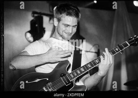 PETER SVENSSON, JEUNE, THE CARDIGANS, 1996 : un jeune guitariste Peter Svensson original des Cardigans jouant une tournée britannique aux Anson Rooms de l'Université de Bristol à Bristol, Angleterre, Royaume-Uni le 9 novembre 1996. Photo : Rob Watkins. INFO : The Cardigans, un groupe suédois formé au début des années 90, a acquis une renommée internationale avec des tubes comme Lovefool. Leur son éclectique fusionne des éléments pop, rock et indie, marqués par la voix distinctive de Nina Persson et un penchant pour les mélodies accrocheuses. Banque D'Images