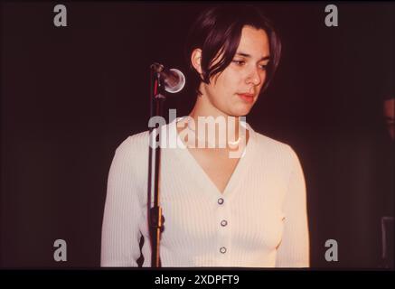 STEREOLAB, CONCERT, 1996 : Lætitia Sadier of Stereolab à l'Université de Cardiff, pays de Galles, Royaume-Uni, le 21 novembre 1996. Photo : Rob Watkins. INFO : Stereolab, un groupe avant-pop franco-britannique formé dans les années 90, a créé un son luxuriant et expérimental. Fusionnant la pop indie, le krautrock et le lounge, des albums comme Emperor Tomato ketchup ont présenté leur exploration sonore, établissant Stereolab comme des pionniers influents de la musique alternative et indie. Banque D'Images