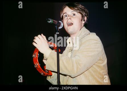 DECLAN DONNELLY, ANT ET DEC, TOURNÉE FINALE, 1997 : Declan Donnelly de PJ et Duncan - également connu sous le nom d'Ant & Dec ou Ant McPartlin et Declan Donnelly - jouent leur tournée 'Cult of Ant and Dec' au St David's Hall de Cardiff en mai 1997. Leur contrat d'enregistrement n'a pas été renouvelé cet été-là et leur carrière musicale a pris fin. Photo : Rob Watkins Banque D'Images