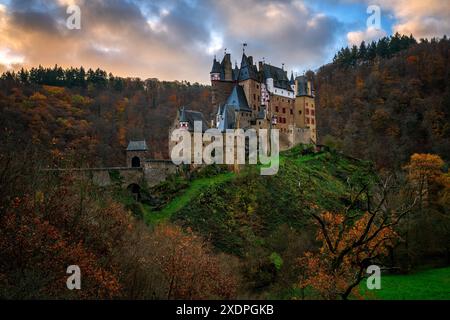 Château historique médiéval d'Eltz en Allemagne pendant l'automne au lever du soleil Banque D'Images