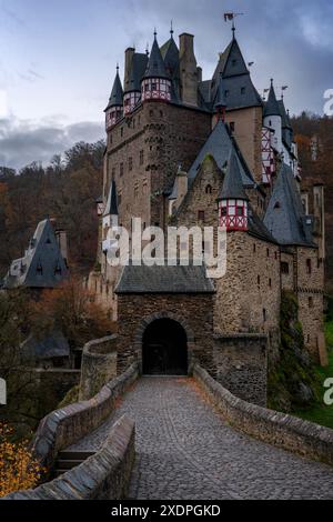 Château historique médiéval d'Eltz en Allemagne pendant l'automne au lever du soleil Banque D'Images