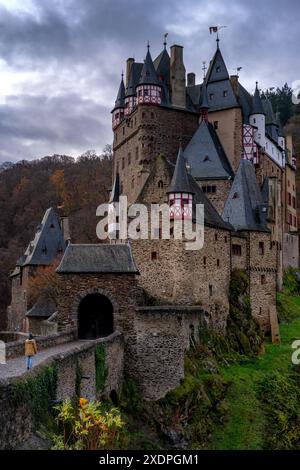 Château historique médiéval d'Eltz en Allemagne pendant l'automne au lever du soleil Banque D'Images