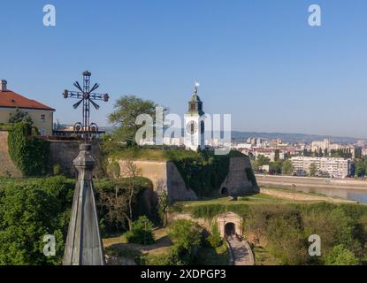 La croix de l'église catholique dans la forteresse de Petrovaradin Novi Sad, Serbie Banque D'Images