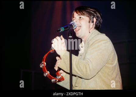 DECLAN DONNELLY, ANT ET DEC, TOURNÉE FINALE, 1997 : Declan Donnelly de PJ et Duncan - également connu sous le nom d'Ant & Dec ou Ant McPartlin et Declan Donnelly - jouent leur tournée 'Cult of Ant and Dec' au St David's Hall de Cardiff en mai 1997. Leur contrat d'enregistrement n'a pas été renouvelé cet été-là et leur carrière musicale a pris fin. Photo : Rob Watkins Banque D'Images