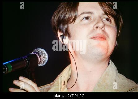 DECLAN DONNELLY, ANT ET DEC, TOURNÉE FINALE, 1997 : Declan Donnelly de PJ et Duncan - également connu sous le nom d'Ant & Dec ou Ant McPartlin et Declan Donnelly - jouent leur tournée 'Cult of Ant and Dec' au St David's Hall de Cardiff en mai 1997. Leur contrat d'enregistrement n'a pas été renouvelé cet été-là et leur carrière musicale a pris fin. Photo : Rob Watkins Banque D'Images