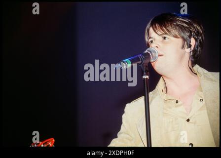 DECLAN DONNELLY, ANT ET DEC, TOURNÉE FINALE, 1997 : Declan Donnelly de PJ et Duncan - également connu sous le nom d'Ant & Dec ou Ant McPartlin et Declan Donnelly - jouent leur tournée 'Cult of Ant and Dec' au St David's Hall de Cardiff en mai 1997. Leur contrat d'enregistrement n'a pas été renouvelé cet été-là et leur carrière musicale a pris fin. Photo : Rob Watkins Banque D'Images