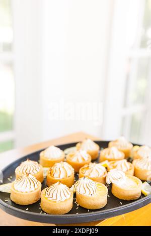 Assiette de tartes meringues au citron dans un cadre lumineux et élégant Banque D'Images