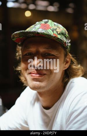 Joyeux homme souriant dans une casquette. Banque D'Images