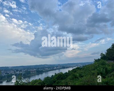 Vue panoramique sur la rivière Ohio depuis Eden Park Overlook à Cincinnati Banque D'Images