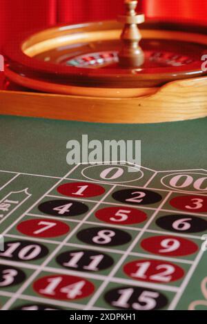 Roue de roulette et table de Paris dans un casino Banque D'Images