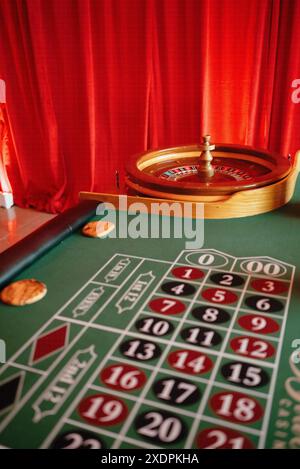 Roue de roulette et table de Paris avec rideaux rouges Banque D'Images