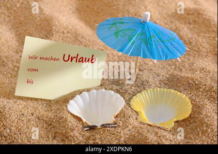 Ferien und Urlaub am Strand Ein Modell-Sonnenschirm mit zwei Muschelschalen symbolisieren Urlaub am Strand *** vacances sur la plage A Banque D'Images