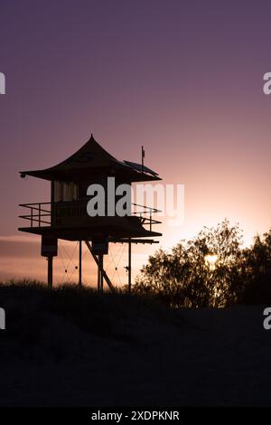 Tour de sauveteur silhouette sur un ciel violet coucher de soleil Gold Coast Banque D'Images