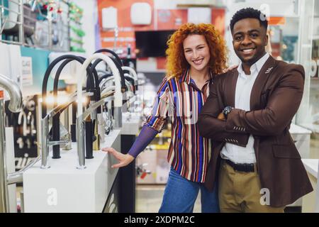 Portrait de jeune couple qui possède un petit magasin de bain d'affaires. L'homme et la femme travaillent en partenariat. Banque D'Images