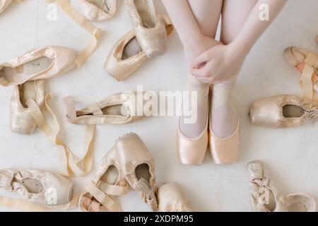 cloeseup bird eye vue sur les pieds de la ballerine en chaussures pointe Banque D'Images