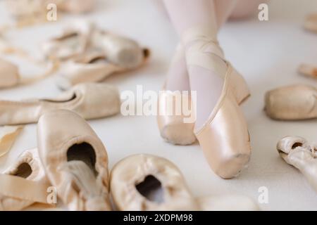 gros plan des pieds de ballerine dans une pile de chaussures pointe Banque D'Images