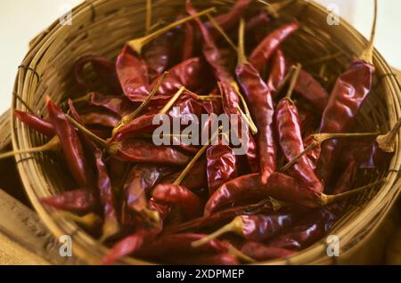 Piment rouge séché dans un panier Banque D'Images