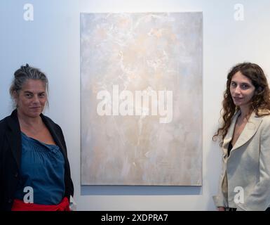 Flowers Gallery, Cork Street, Londres, Royaume-Uni. 24 juin 2024. L’exposition artiste du jour présente une nouvelle génération d’artistes qui ont été choisis par des artistes de renom, à commencer par Bianca Raffaella choisie par Dame Tracey Emin. Artiste multidisciplinaire Bianca Raffaella est une artiste aveugle enregistrée, designer, activiste et conférencière publique. Elle vise à démontrer aux personnes voyantes que la déficience visuelle n'est pas une restriction à être un artiste, utilisant la peinture et le collage pour remettre en question les idées préconçues sur ce qu'un artiste malvoyant peut créer et percevoir. Crédit : Malcolm Park/Alamy Live News Banque D'Images