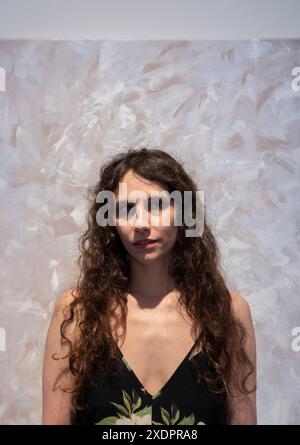 Flowers Gallery, Cork Street, Londres, Royaume-Uni. 24 juin 2024. L’exposition artiste du jour présente une nouvelle génération d’artistes qui ont été choisis par des artistes de renom, à commencer par Bianca Raffaella (photo) choisie par Dame Tracey Emin. Artiste multidisciplinaire Bianca Raffaella est une artiste aveugle enregistrée, designer, activiste et conférencière publique. Elle vise à démontrer aux personnes voyantes que la déficience visuelle n'est pas une restriction à être un artiste, utilisant la peinture et le collage pour remettre en question les idées préconçues sur ce qu'un artiste malvoyant peut créer et percevoir. Crédit : Malcolm Park/Alamy Liv Banque D'Images