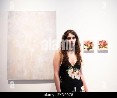 Flowers Gallery, Cork Street, Londres, Royaume-Uni. 24 juin 2024. L’exposition artiste du jour présente une nouvelle génération d’artistes qui ont été choisis par des artistes de renom, à commencer par Bianca Raffaella (photo) choisie par Dame Tracey Emin. Artiste multidisciplinaire Bianca Raffaella est une artiste aveugle enregistrée, designer, activiste et conférencière publique. Elle vise à démontrer aux personnes voyantes que la déficience visuelle n'est pas une restriction à être un artiste, utilisant la peinture et le collage pour remettre en question les idées préconçues sur ce qu'un artiste malvoyant peut créer et percevoir. Crédit : Malcolm Park/Alamy Liv Banque D'Images