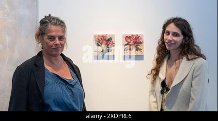 Flowers Gallery, Cork Street, Londres, Royaume-Uni. 24 juin 2024. L’exposition artiste du jour présente une nouvelle génération d’artistes qui ont été choisis par des artistes de renom, à commencer par Bianca Raffaella choisie par Dame Tracey Emin. Artiste multidisciplinaire Bianca Raffaella est une artiste aveugle enregistrée, designer, activiste et conférencière publique. Elle vise à démontrer aux personnes voyantes que la déficience visuelle n'est pas une restriction à être un artiste, utilisant la peinture et le collage pour remettre en question les idées préconçues sur ce qu'un artiste malvoyant peut créer et percevoir. Crédit : Malcolm Park/Alamy Live News Banque D'Images