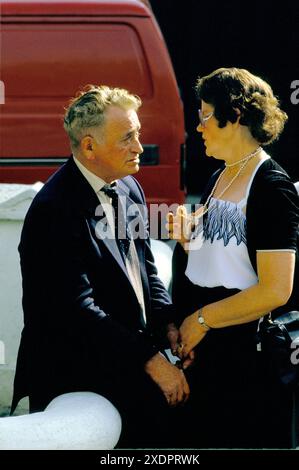 Le Lisdoonvarna Matchmaking Festival, est le plus grand rassemblement de singles en Europe. Un couple plus âgé à la fois célibataire et à la recherche d'un partenaire discutant ensemble. Lisdoonvarna, County Clare, Eire septembre années 1990 vers 1995 Irlande du Sud HOMER SYKES Banque D'Images