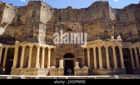 Bosra. 11 juin 2024. Cette photo prise le 11 juin 2024 montre un théâtre romain dans l'ancienne ville de Bosra, au sud de la Syrie. L'ancienne ville de Bosra, dans le sud de la Syrie, témoignage de civilisations qui s'étendent sur des millénaires, est enfermée dans une nouvelle bataille - préserver le précieux patrimoine des ravages d'une guerre qui dure depuis des années. POUR ALLER AVEC 'Feature : ancienne ville syrienne de Bosra lutte pour préserver le précieux patrimoine' crédit : Hummam Sheikh Ali/Xinhua/Alamy Live News Banque D'Images