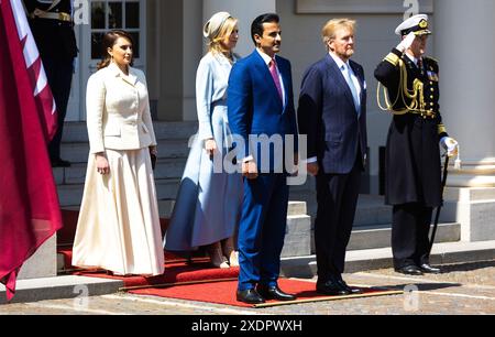 LA HAYE - L'émir de l'État du Qatar Cheikh Tamim bin Hamad Al Thani et son épouse Cheikha Jawaher bint Hamad Al Thani sont reçus par le roi Willem-Alexander et la reine Maxima au palais Noordeinde. L'émir effectue une visite officielle aux pays-Bas pour renforcer encore les liens avec le Qatar. ANP IRIS VAN DEN BROEK pays-bas Out - belgique Out Banque D'Images