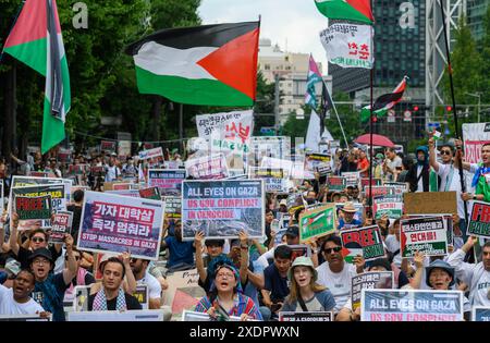 Séoul, Corée du Sud. 23 juin 2024. Les manifestants scandent des slogans et tiennent des drapeaux, des pancartes exprimant leur opinion pendant la manifestation. Les partisans pro-palestiniens appellent à arrêter le génocide maintenant! Et solidarité avec les Palestiniens. Crédit : SOPA images Limited/Alamy Live News Banque D'Images