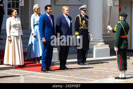 LA HAYE - L'émir de l'État du Qatar Cheikh Tamim bin Hamad Al Thani et son épouse Cheikha Jawaher bint Hamad Al Thani sont reçus par le roi Willem-Alexander et la reine Maxima au palais Noordeinde. L'émir effectue une visite officielle aux pays-Bas pour renforcer encore les liens avec le Qatar. ANP IRIS VAN DEN BROEK pays-bas Out - belgique Out Banque D'Images