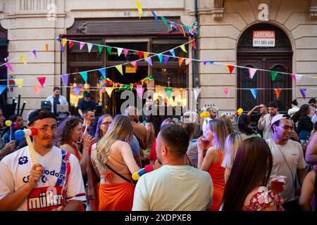 On voit les gens célébrer la Saint Jean à Porto à travers les rues de la ville. Le clou de ces festivités est la nuit du 23 au 24 juin. Banque D'Images